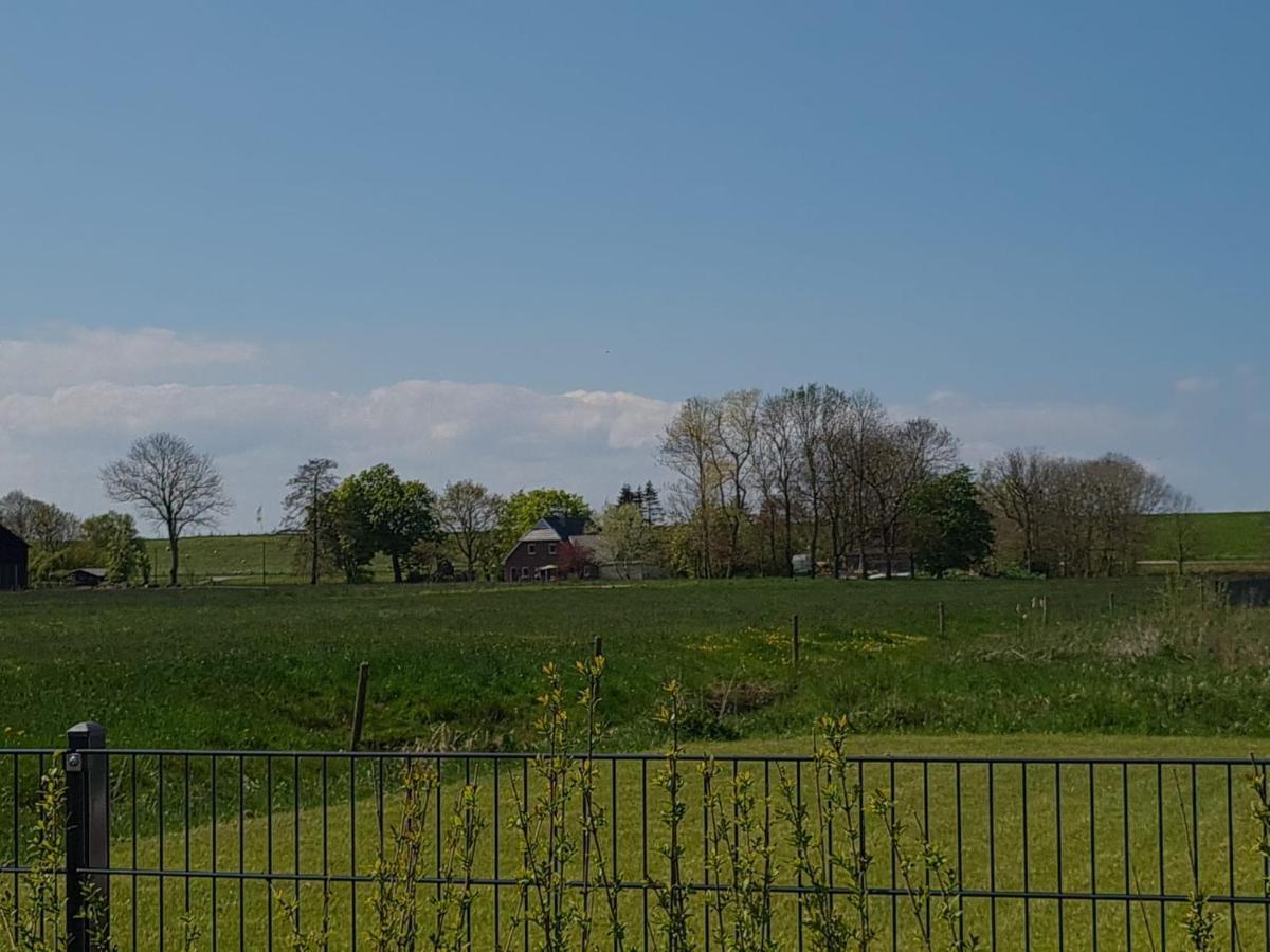 Villa Watt´n Blick - Hundefreundliches Ferienhaus mit Ausblick über die Wiesen bis zum Deich Schweiburg Exterior foto